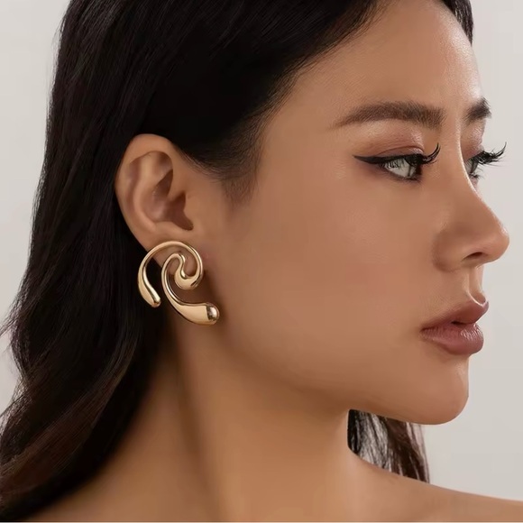 NEW Elegant Gold Swirl Earrings - Picture 2 of 4